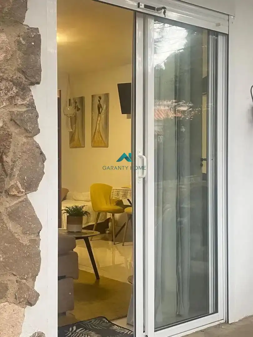 Terrasse von Wohnung zur Miete in Gilet mit Klimaanlage, Heizung und Privatgarten