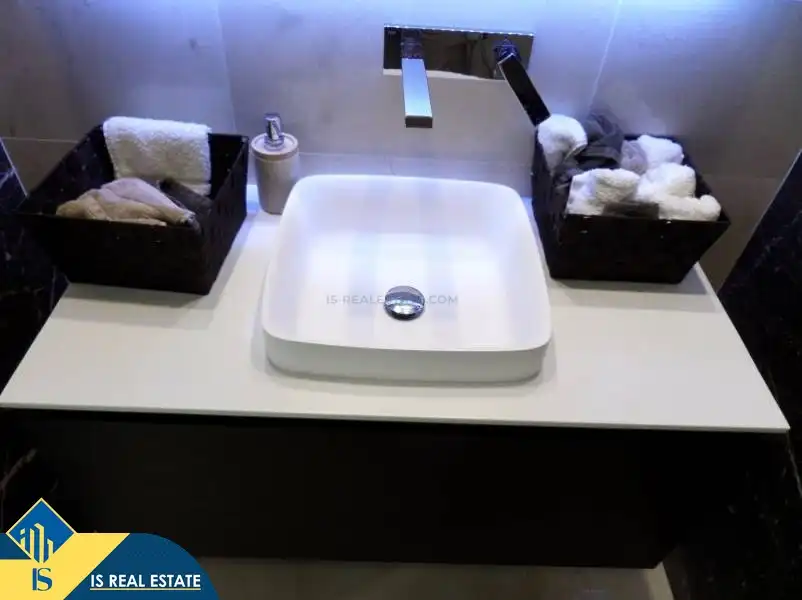 Bany de Casa o xalet en venda en Alicante / Alacant amb Terrassa, Moblat i Piscina comunitària