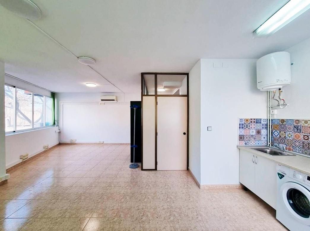 Study to rent in  Barcelona Capital  with Heating, Oven and TV