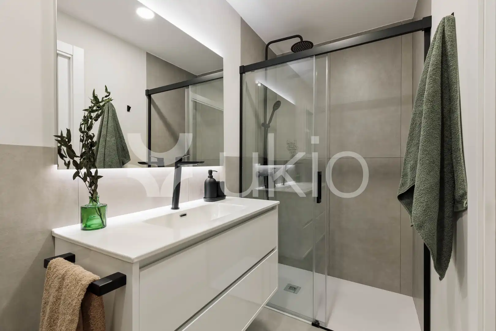 Bathroom of Apartments for rent in Barcelona  with Air Conditioner, Heating and Terrace