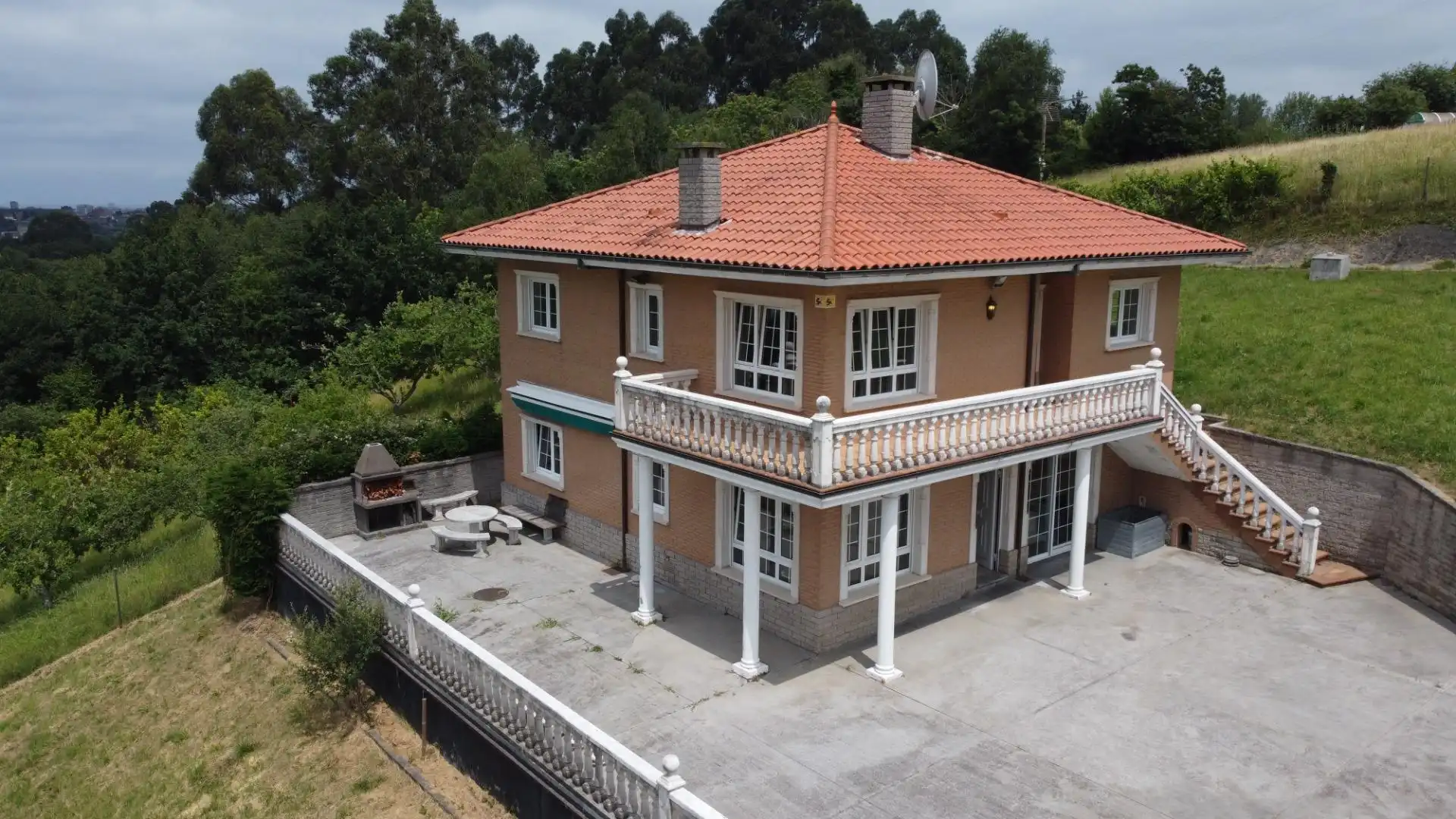 Vista exterior de Casa o xalet en venda en Gijón  amb Calefacció, Jardí privat i Traster