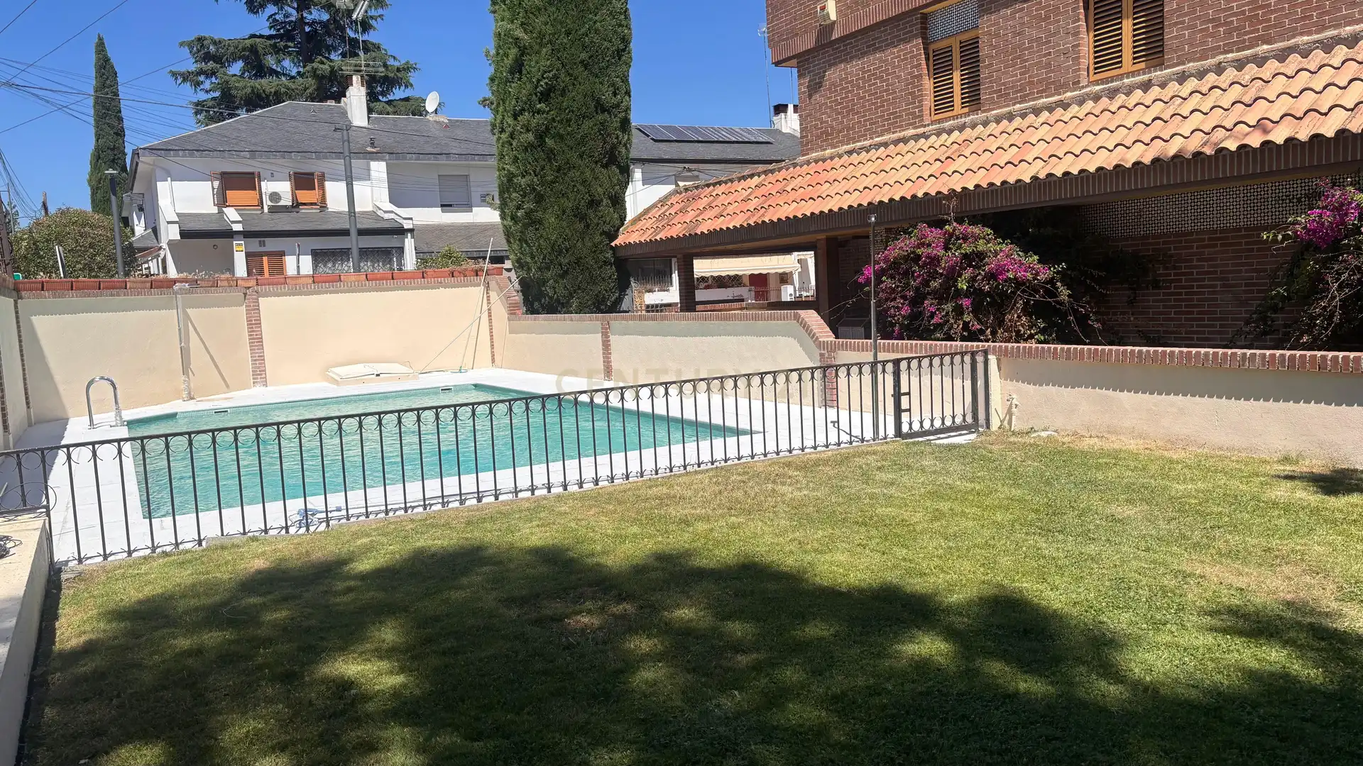 Piscina de Casa adosada en venda en Pozuelo de Alarcón amb Jardí privat i Piscina comunitària