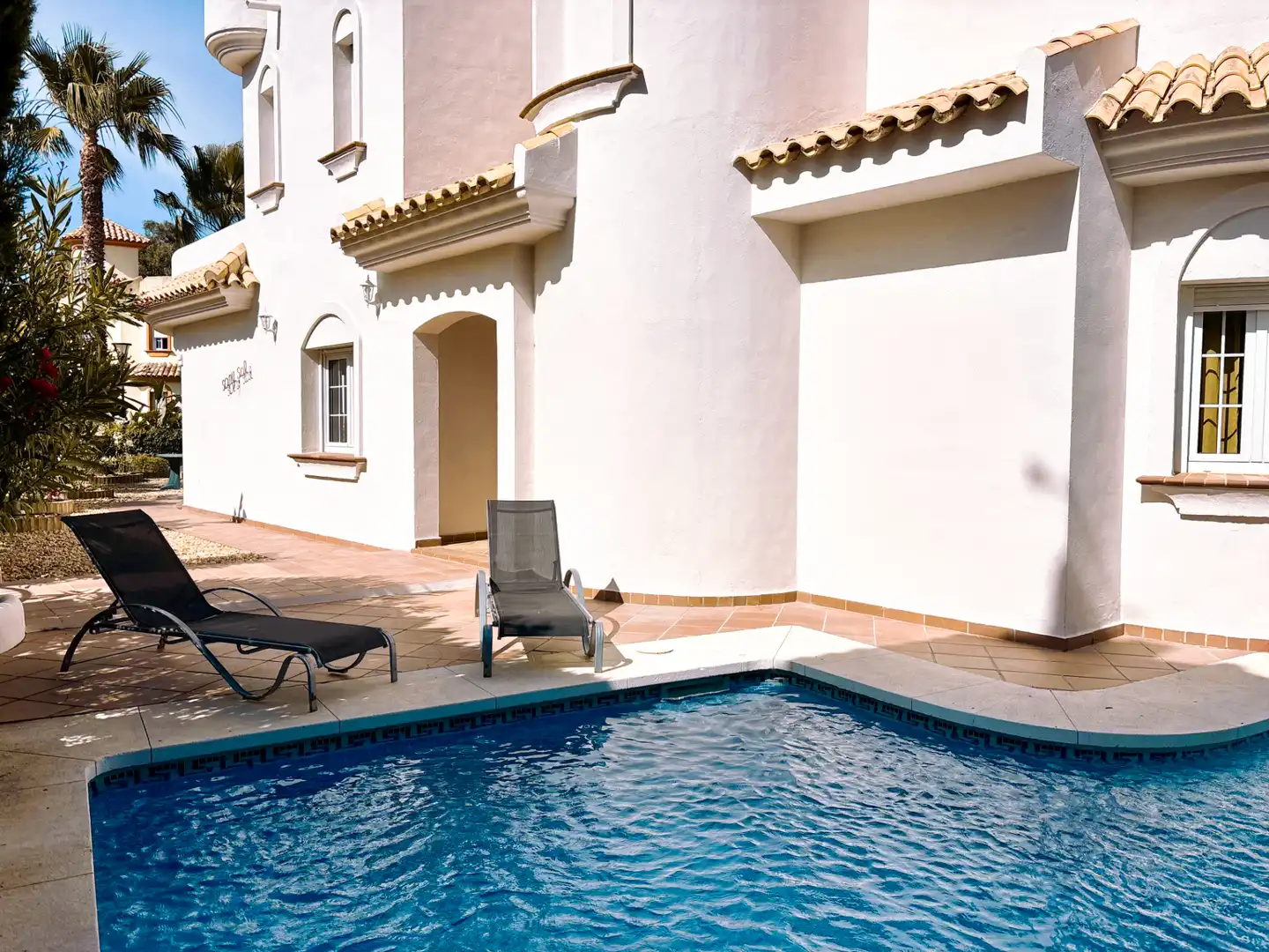 Schwimmbecken von Haus oder Chalet zur Miete in Islantilla mit Klimaanlage, Heizung und Privatgarten