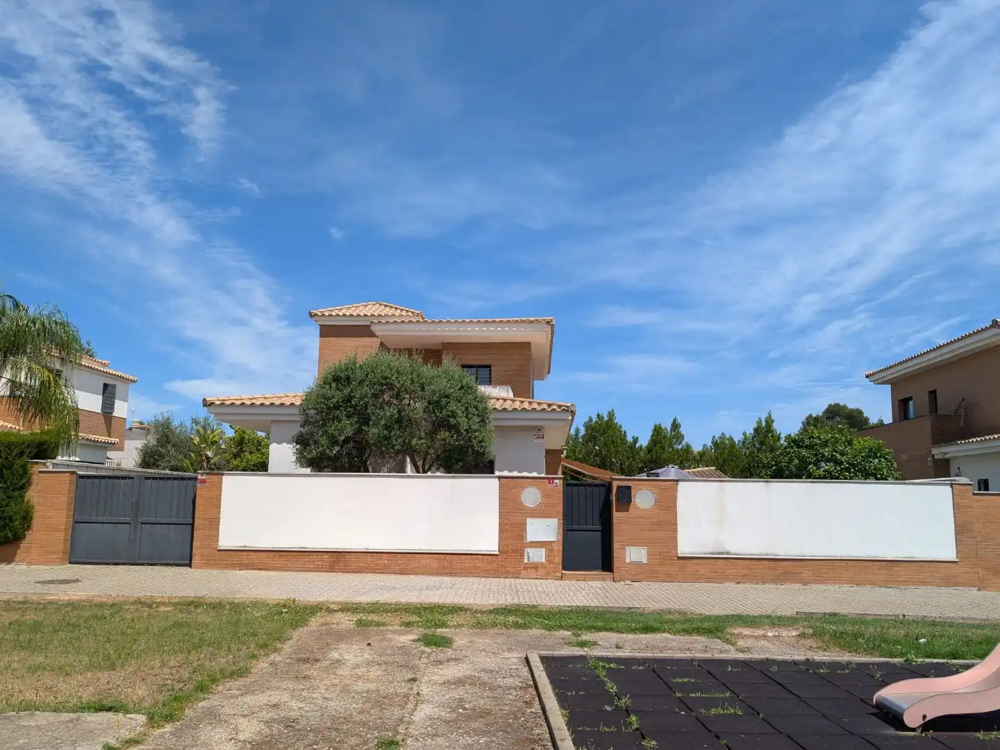 Vista exterior de Casa o xalet en venda en Espartinas amb Aire condicionat, Terrassa i Piscina