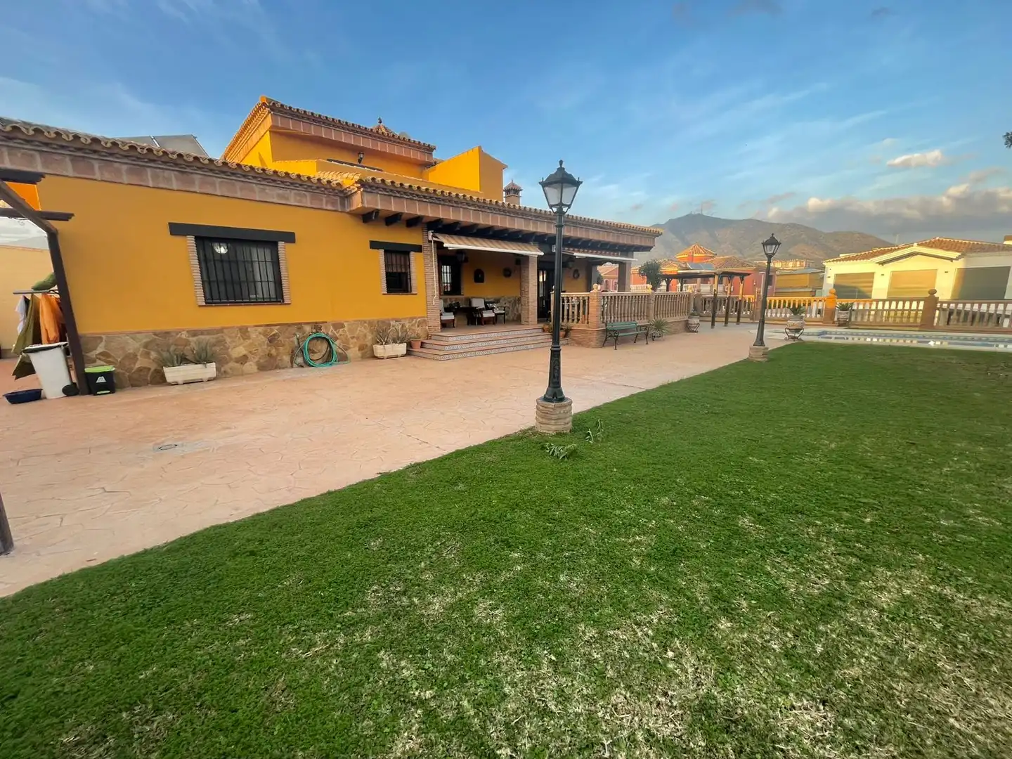Vista exterior de Casa o chalet en venta en Fuengirola con Aire acondicionado, Jardín privado y Parquet