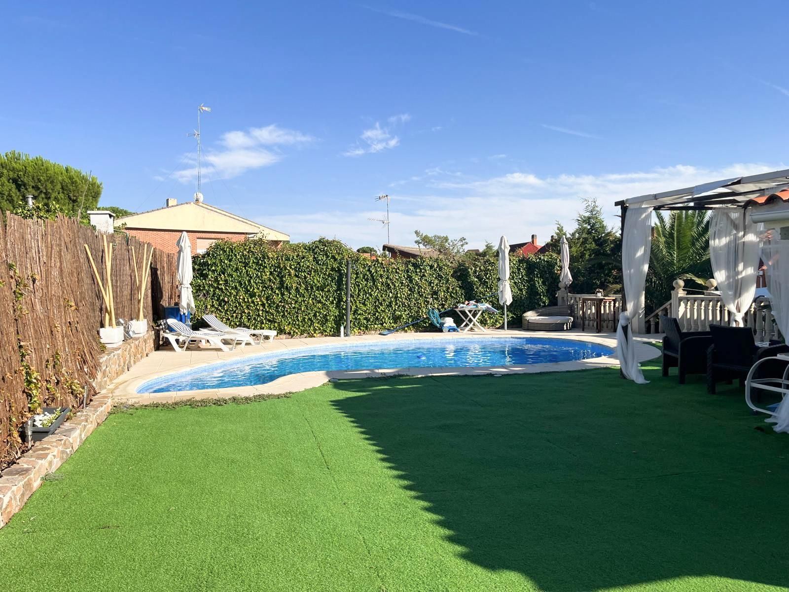 Piscina de Casa o xalet en venda en Móstoles amb Aire condicionat, Calefacció i Jardí privat