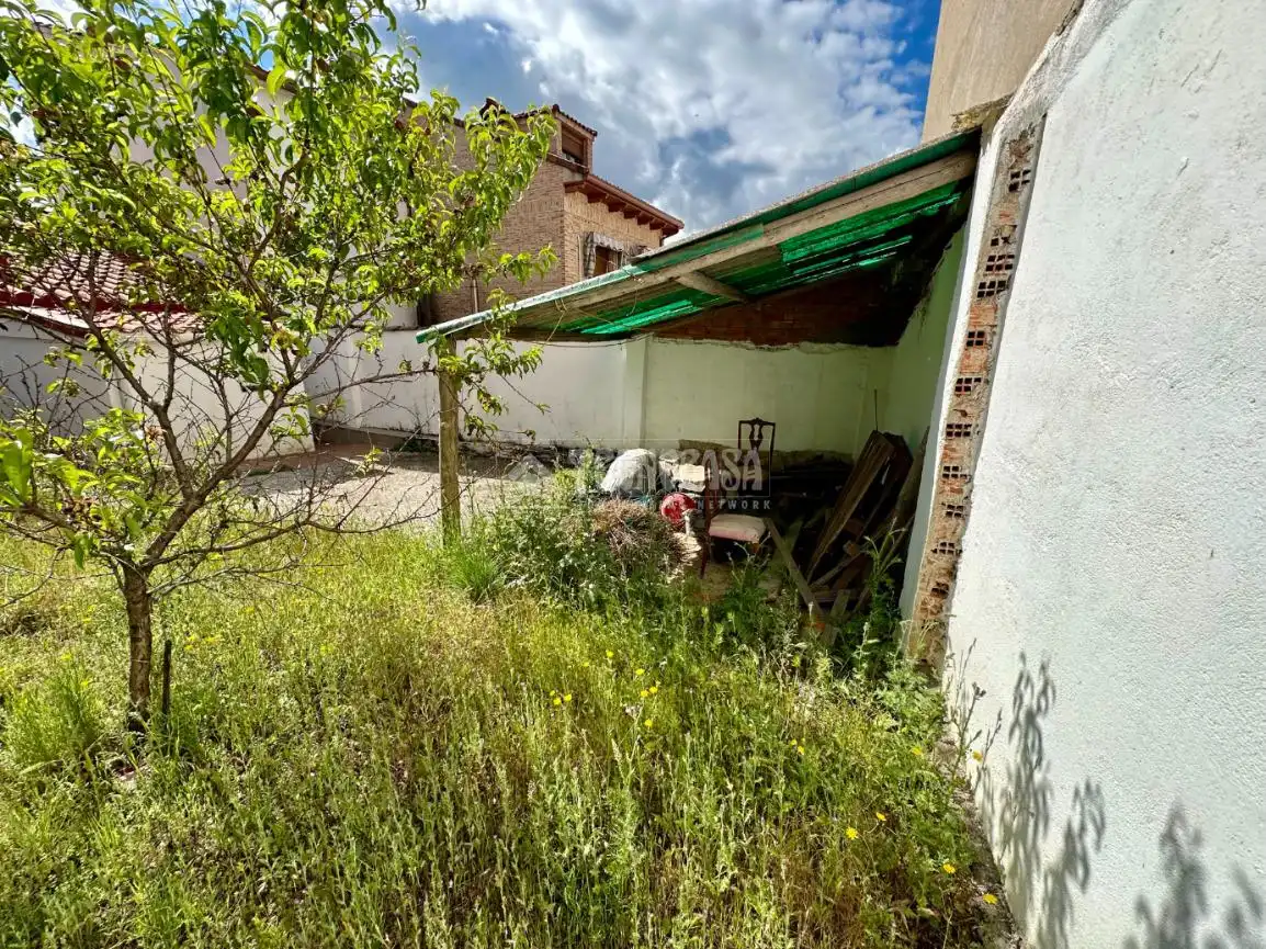 Casa adosada en venda en Los Santos de la Humosa amb Calefacció