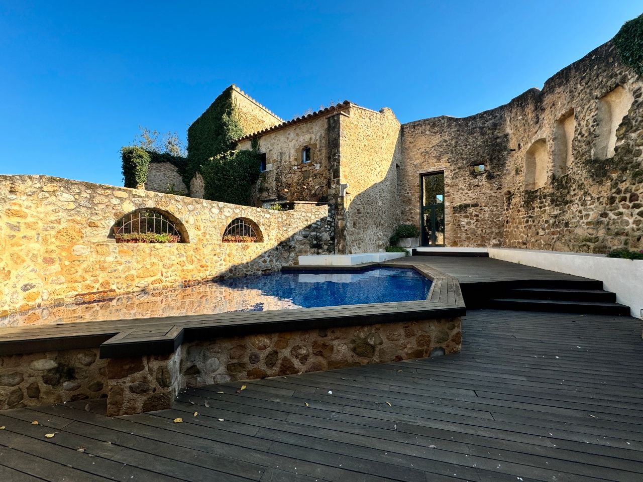 Swimming pool of House or chalet for sale in Sant Jordi Desvalls  with Air Conditioner, Heating and Private garden