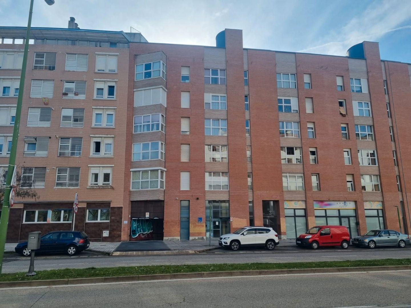 Vista exterior de Garaje en venta en Burgos Capital