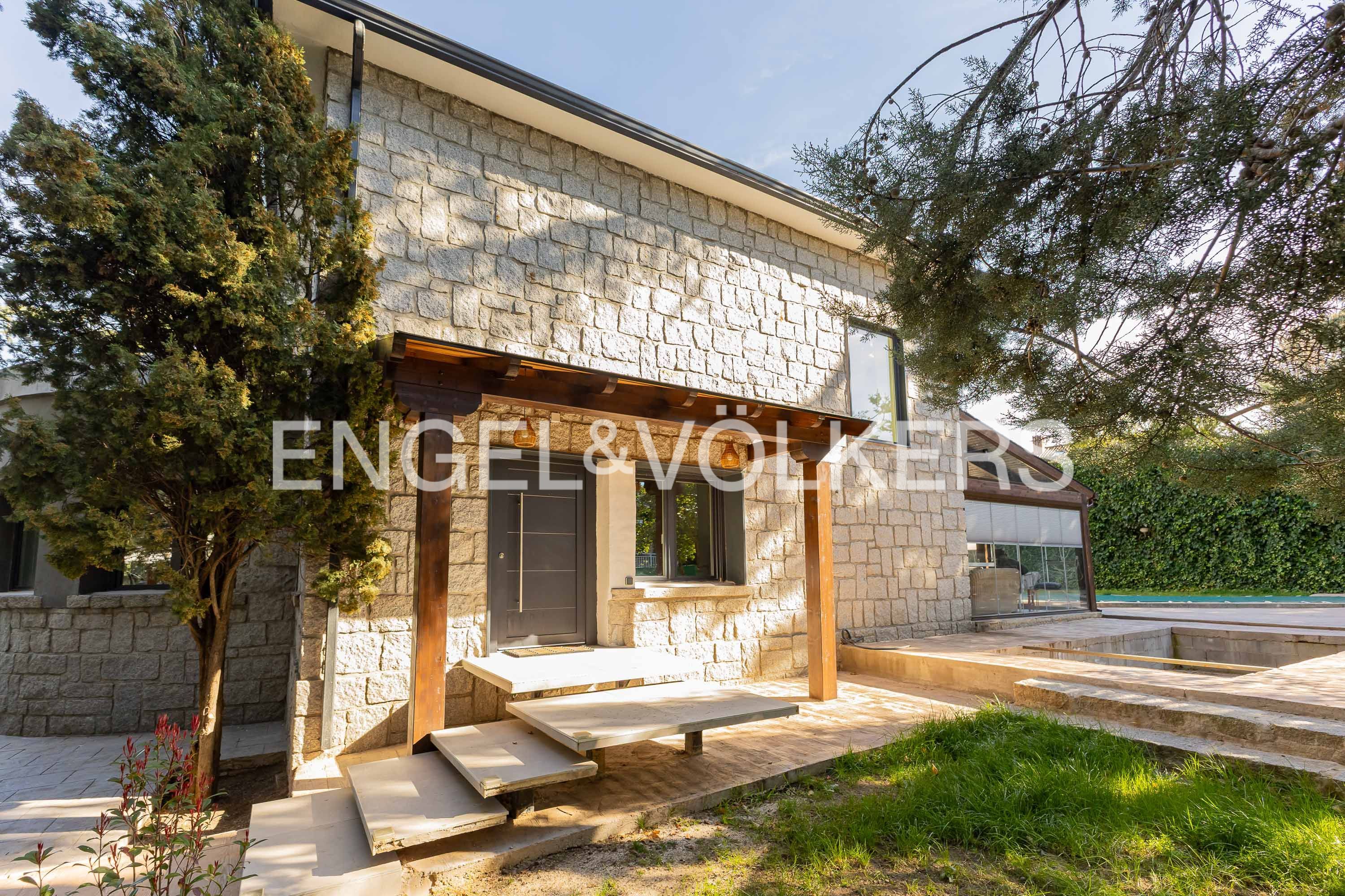 Vista exterior de Casa o xalet en venda en Galapagar amb Aire condicionat, Calefacció i Jardí privat