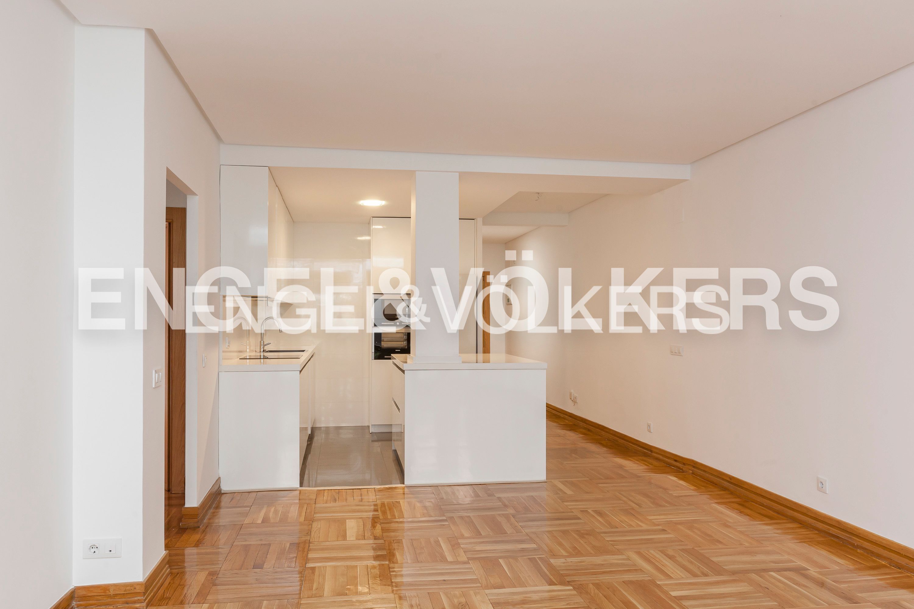 Cuina de Pis de lloguer en  Madrid Capital amb Calefacció, Parquet i Traster