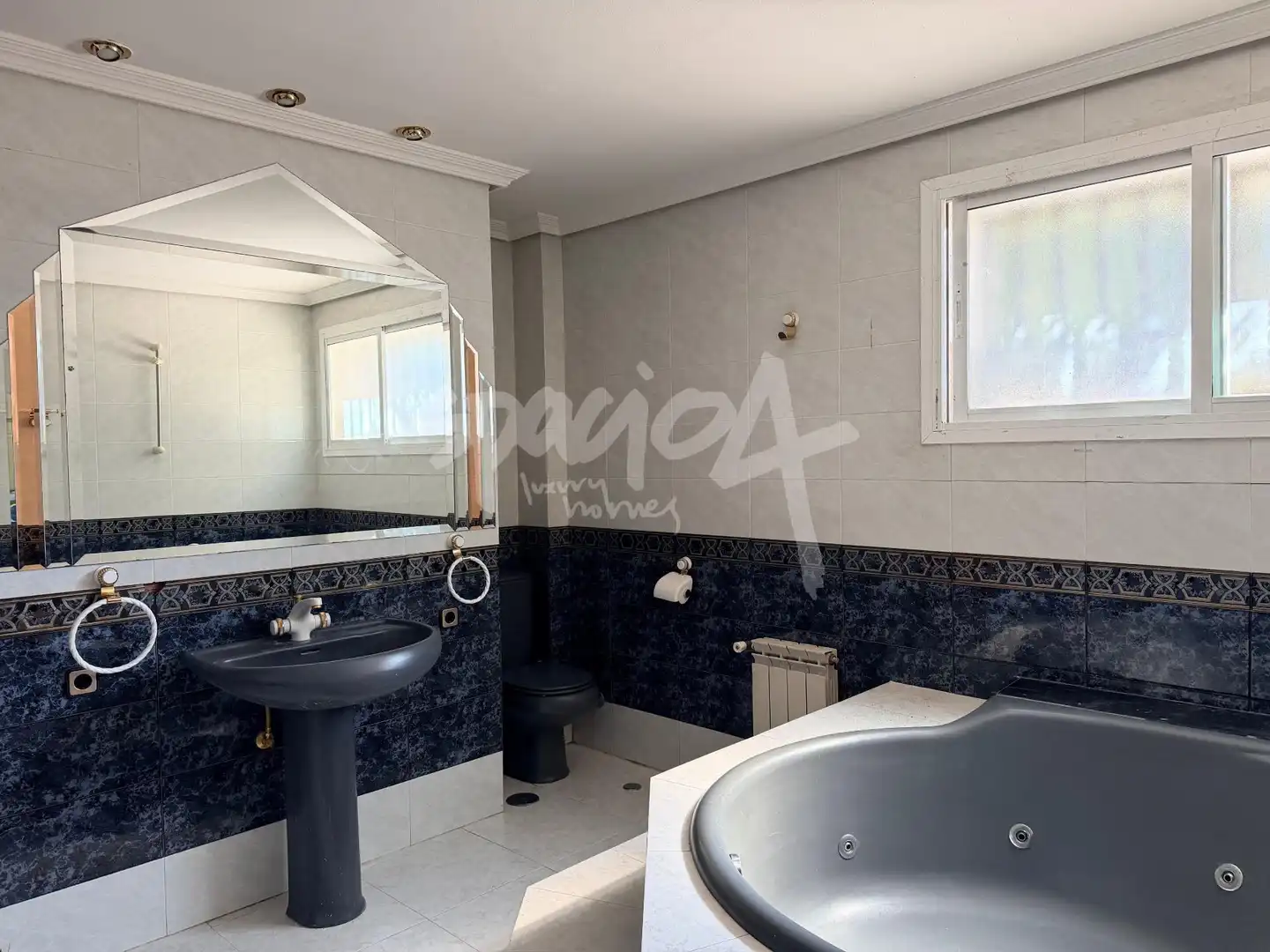 Bathroom of Houses for sale in Sevilla la Nueva  with Heating, Private garden and Terrace