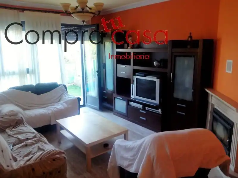 Sala d'estar de Casa o xalet en venda en Palazuelos de Eresma amb Calefacció, Jardí privat i Parquet