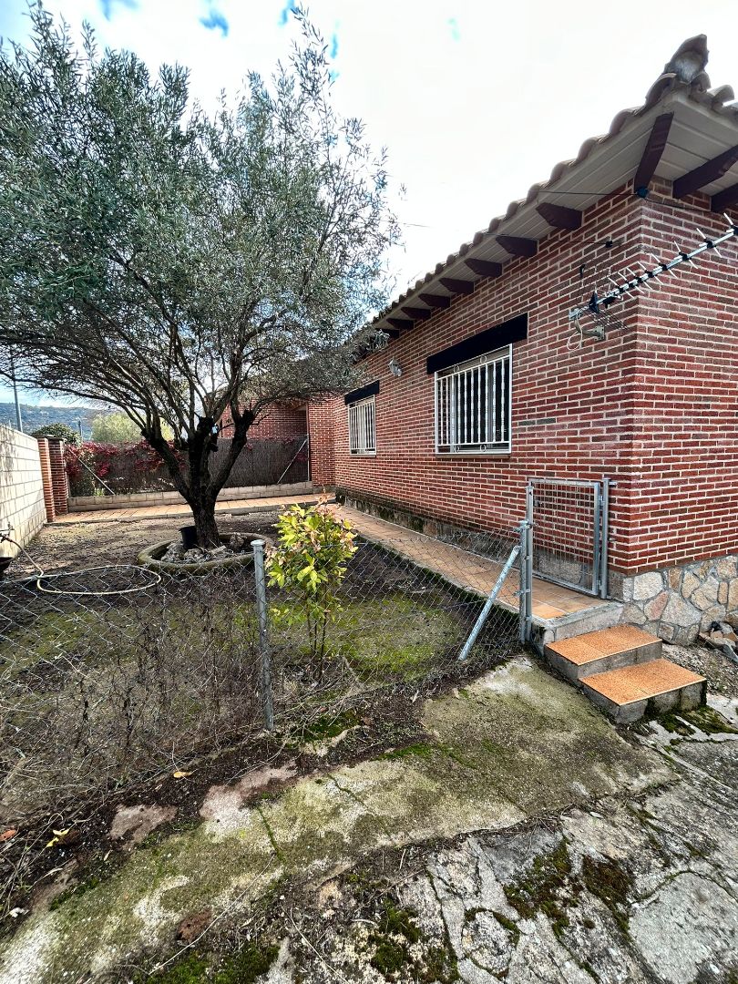 Casa adosada en venta en Avenida Central, Robledo de Chavela