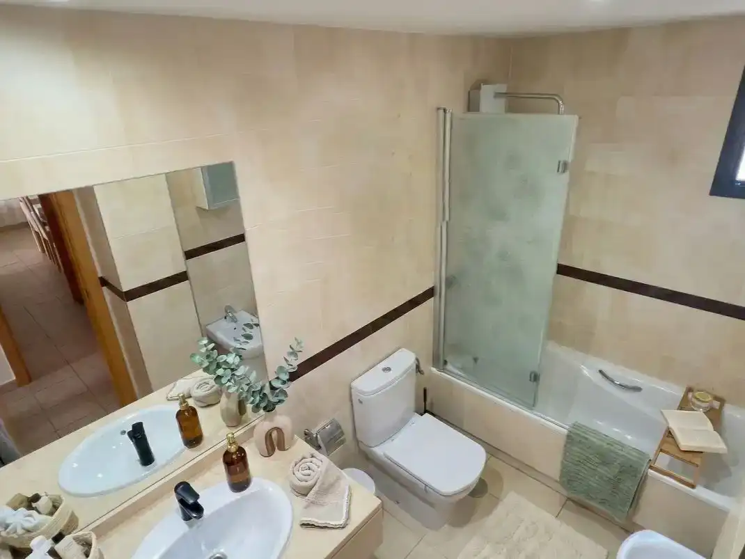 Badezimmer von Wohnung zur Miete in Mijas mit Klimaanlage, Privatgarten und Terrasse