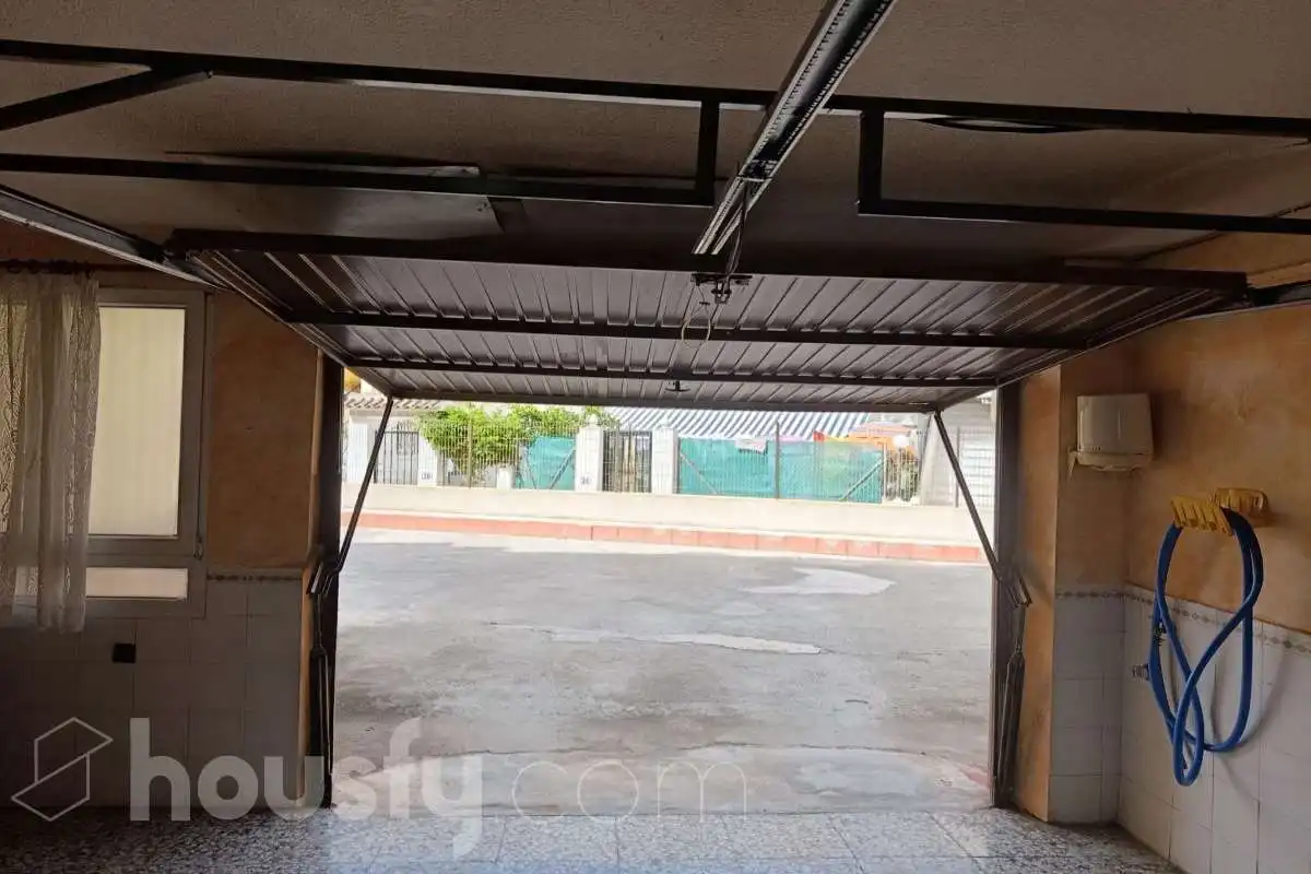 Aparcament de Casa adosada de lloguer en Torrevieja amb Aire condicionat, Terrassa i Traster