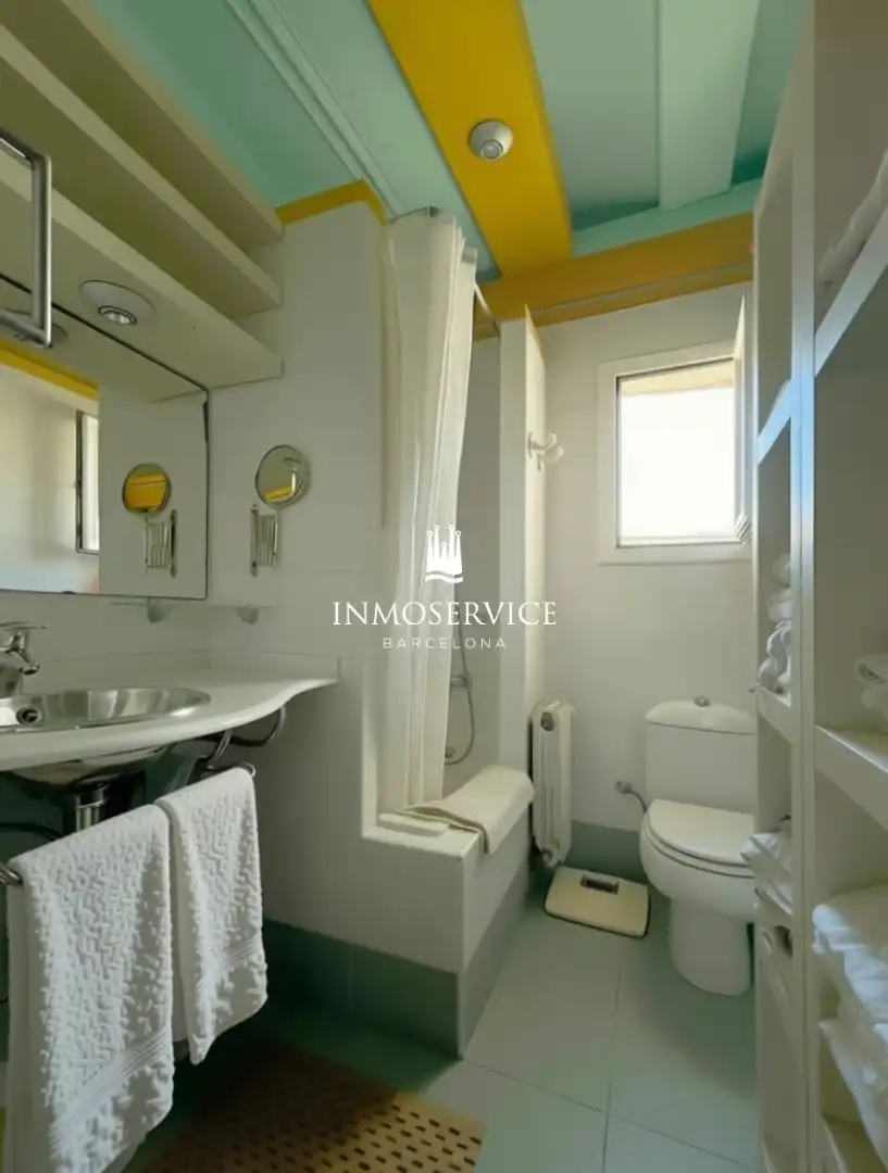 Badezimmer von Wohnung zum Verkauf in Barcelona mit Heizung, Parkett und Abstellraum