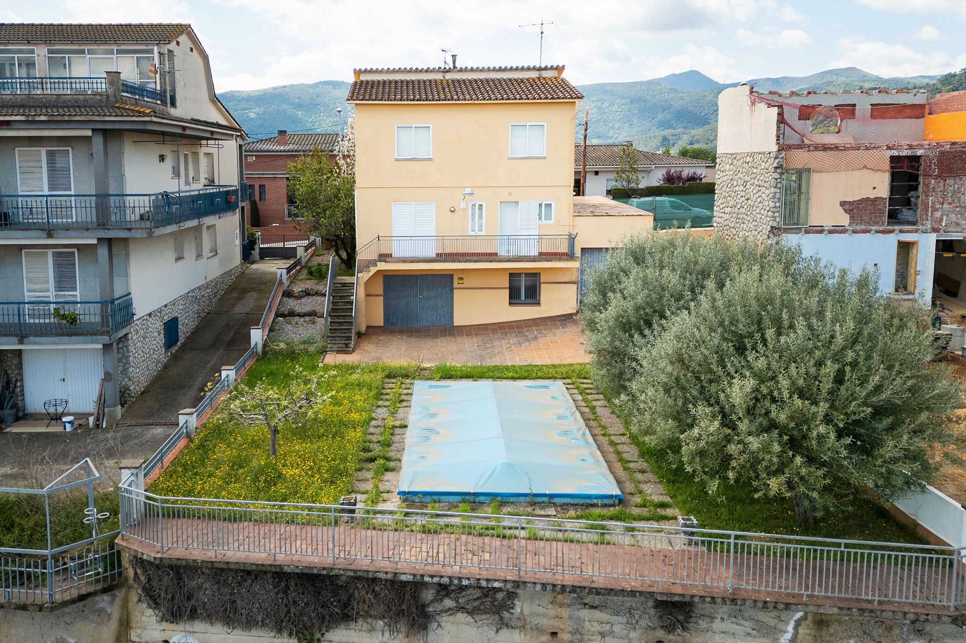 Vista exterior de Casa o xalet en venda en Banyoles amb Calefacció, Jardí privat i Traster