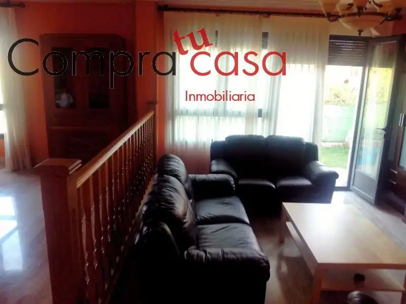 Sala d'estar de Casa o xalet en venda en Palazuelos de Eresma amb Calefacció, Jardí privat i Parquet