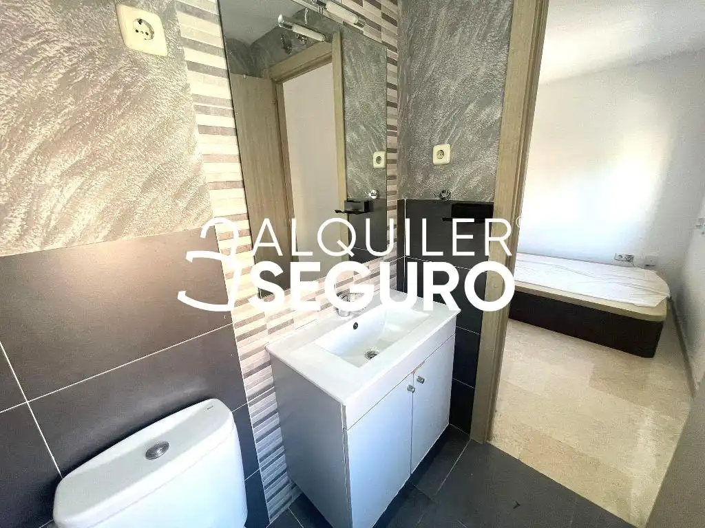 Badezimmer von Wohnung zur Miete in Madrid mit Möbliert
