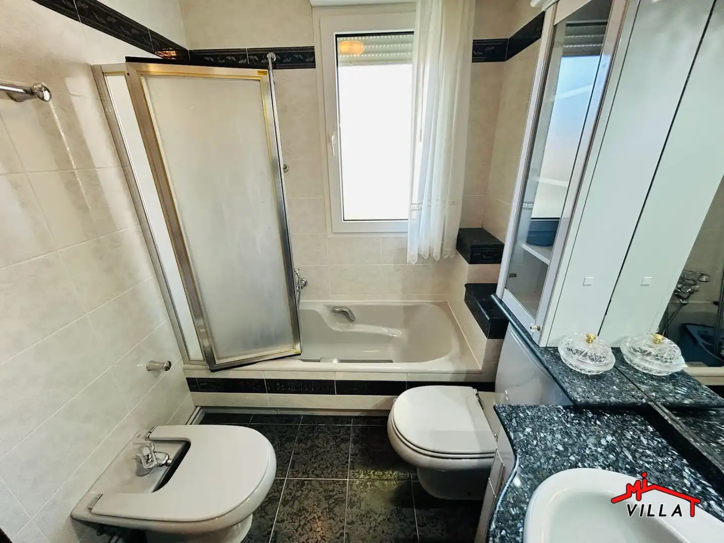 Baño de Piso en venta en Laredo con Calefacción, Terraza y Amueblado