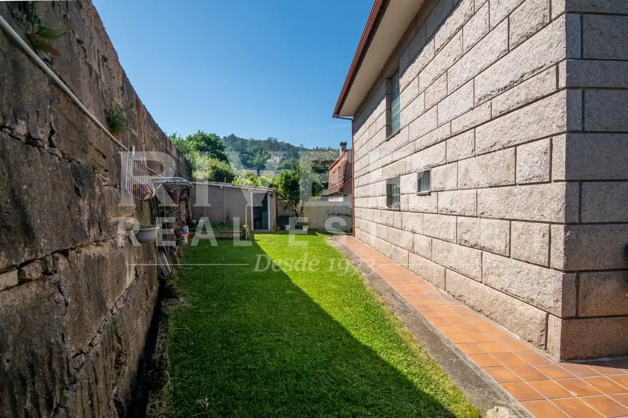Vista exterior de Casa o xalet en venda en Redondela amb Calefacció i Jardí privat