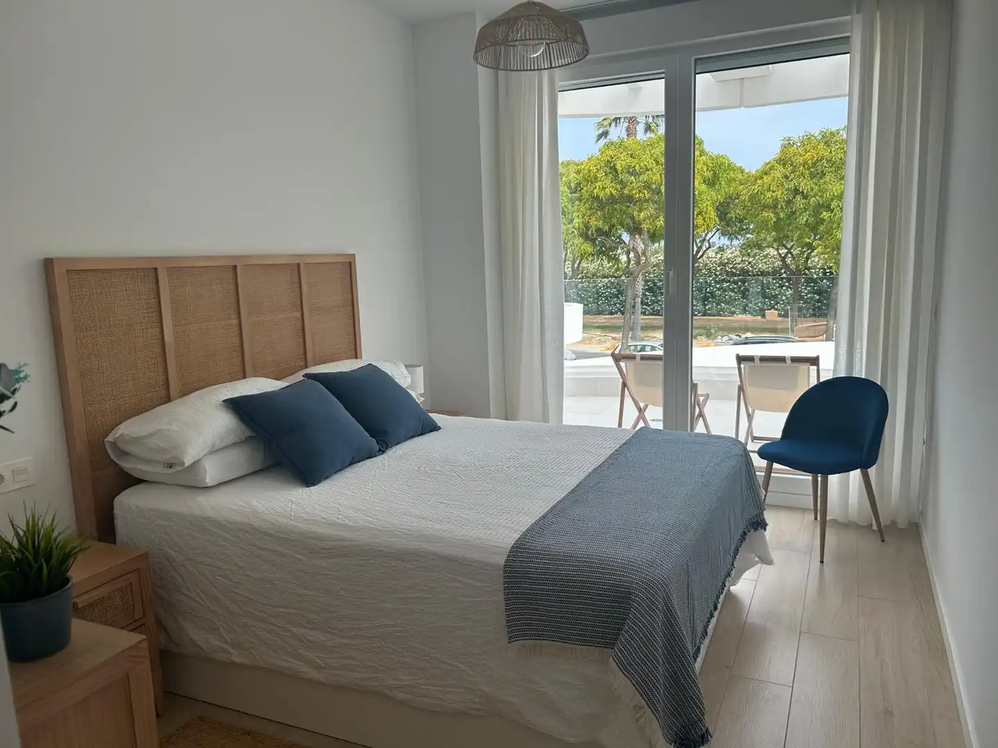 Dormitori de Apartament de lloguer en Chipiona amb Aire condicionat, Calefacció i Terrassa