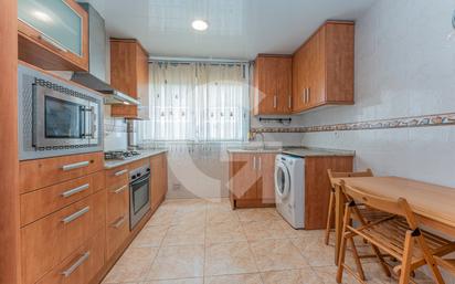 Kitchen of Flat for sale in Cornellà de Llobregat  with Air Conditioner, Heating and Oven