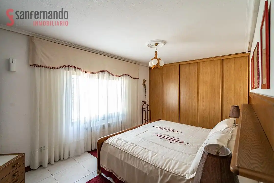 Schlafzimmer von Haus oder Chalet zum Verkauf in Torrelavega  mit Heizung, Privatgarten und Terrasse