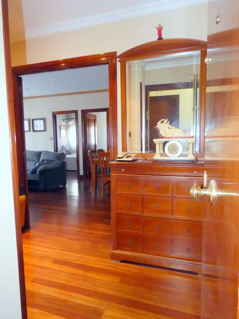 Sala d'estar de Pis en venda en Bilbao  amb Calefacció, Parquet i Moblat