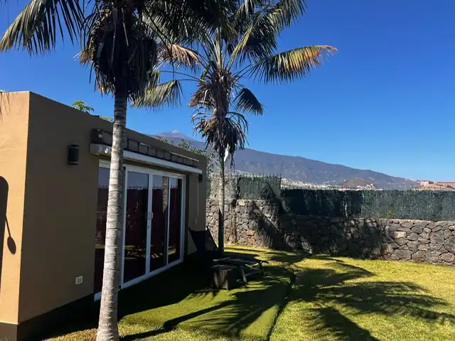 Vista exterior de Casa o xalet en venda en Puerto de la Cruz amb Aire condicionat, Calefacció i Jardí privat