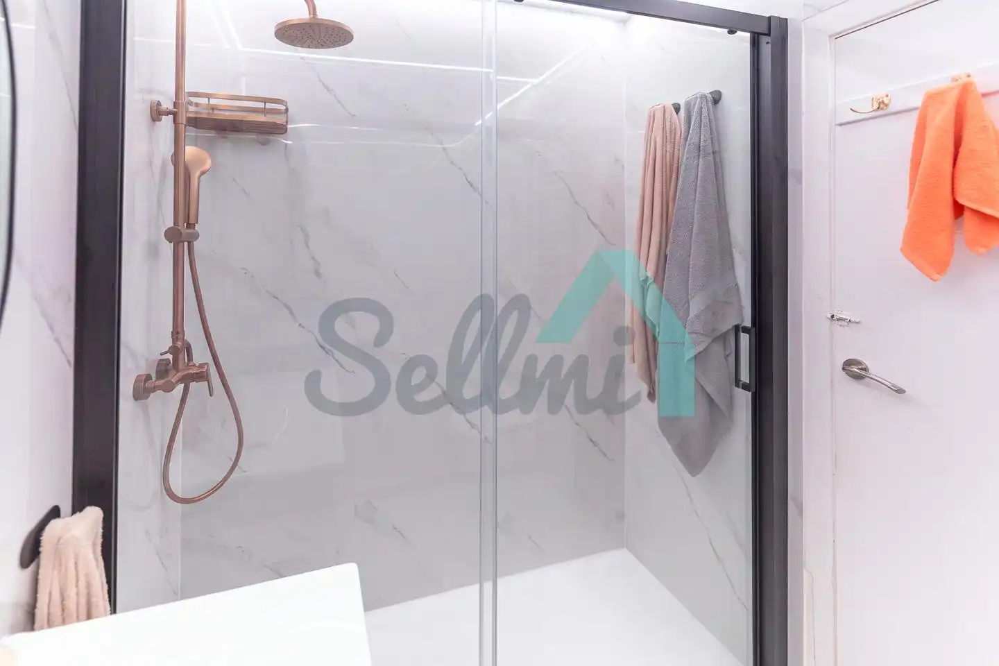 Baño de Piso de alquiler en Gijón  con Calefacción, Parquet y Amueblado