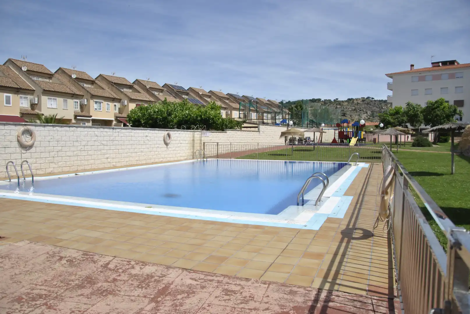 Piscina de Piso de alquiler en Plasencia con Aire acondicionado, Calefacción y Jardín privado