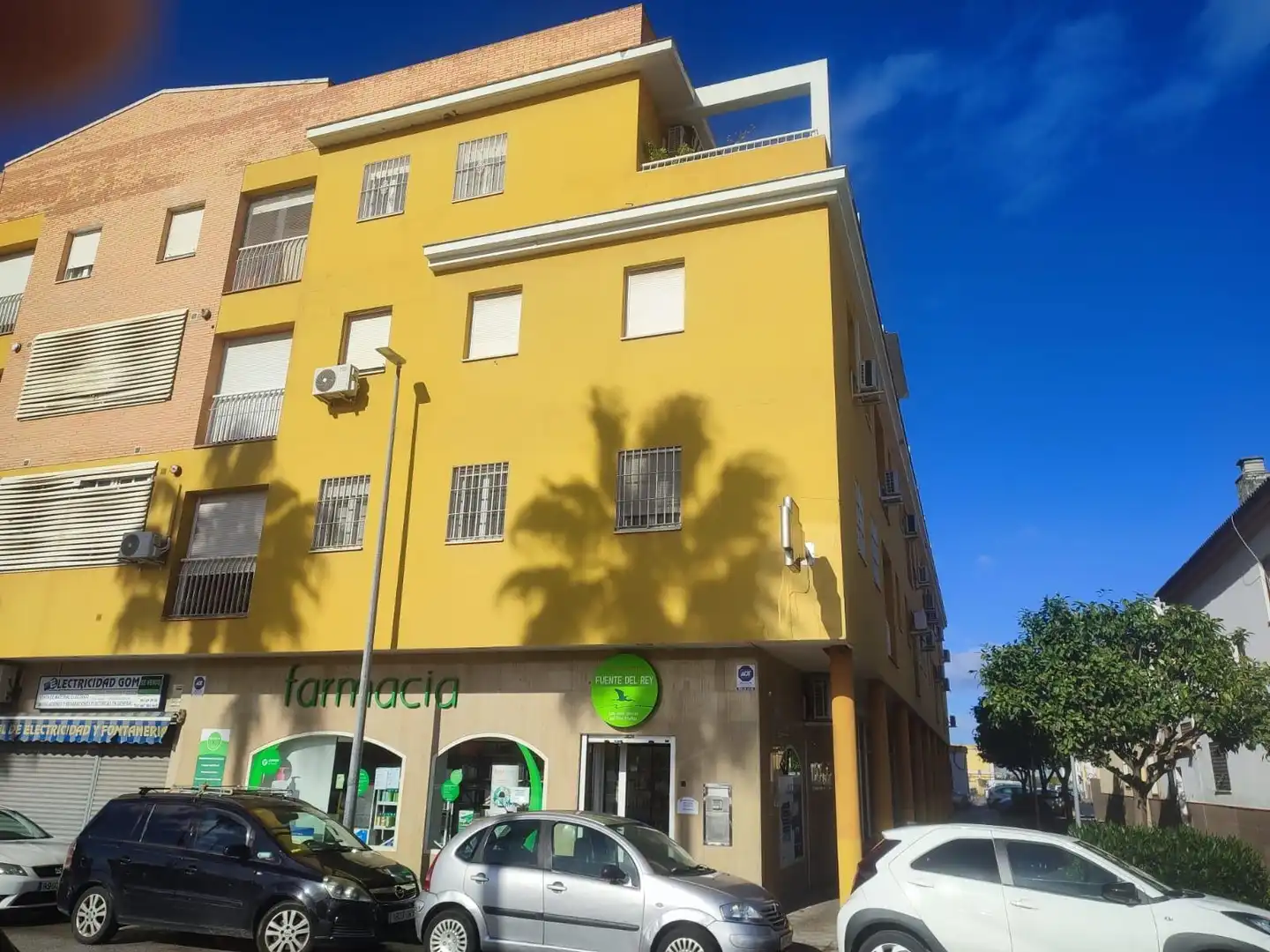 Vista exterior de Ático en venta en Dos Hermanas con Aire acondicionado, Terraza y Alarma