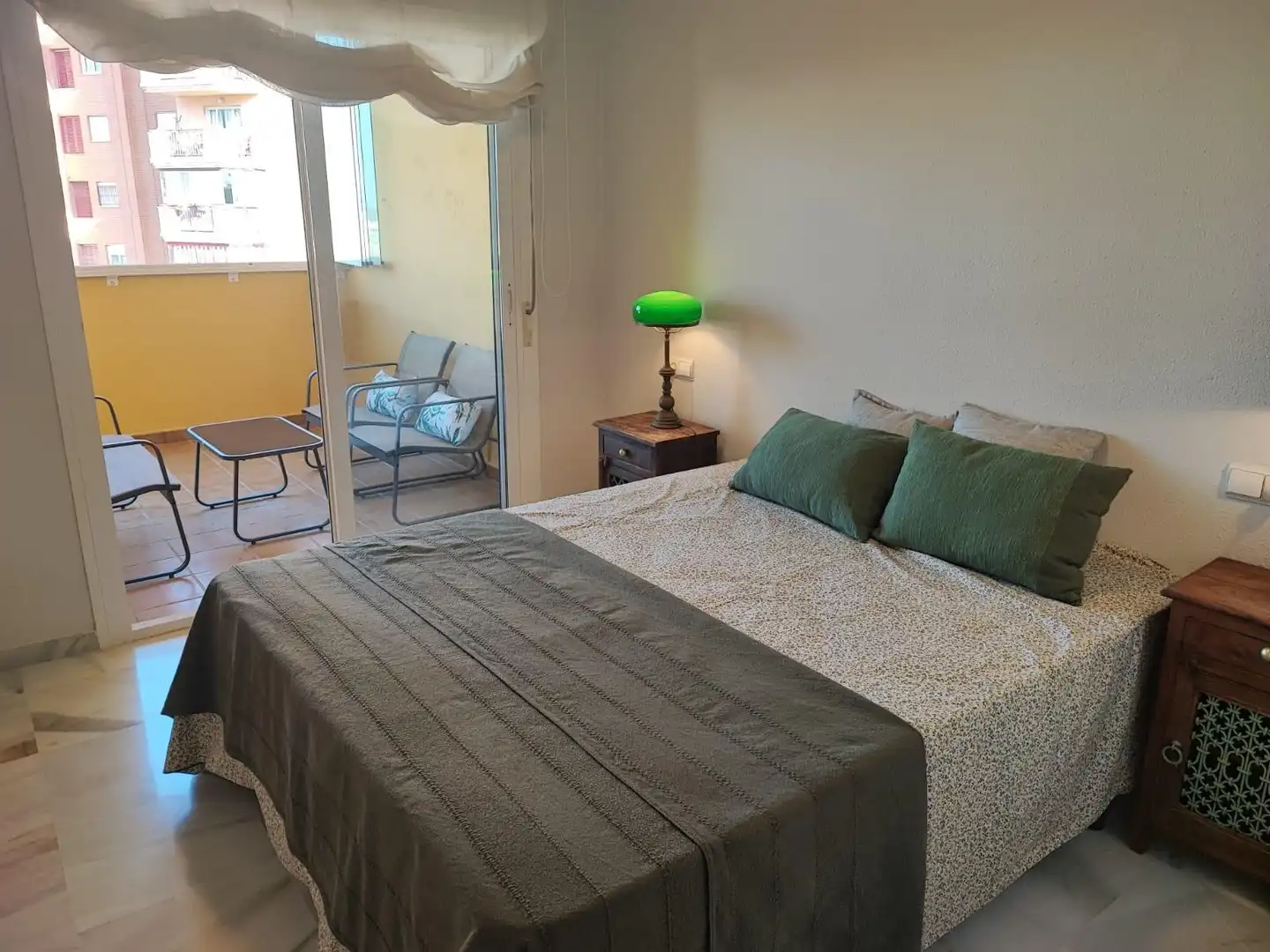 Dormitori de Pis de lloguer en Fuengirola amb Aire condicionat, Terrassa i Moblat