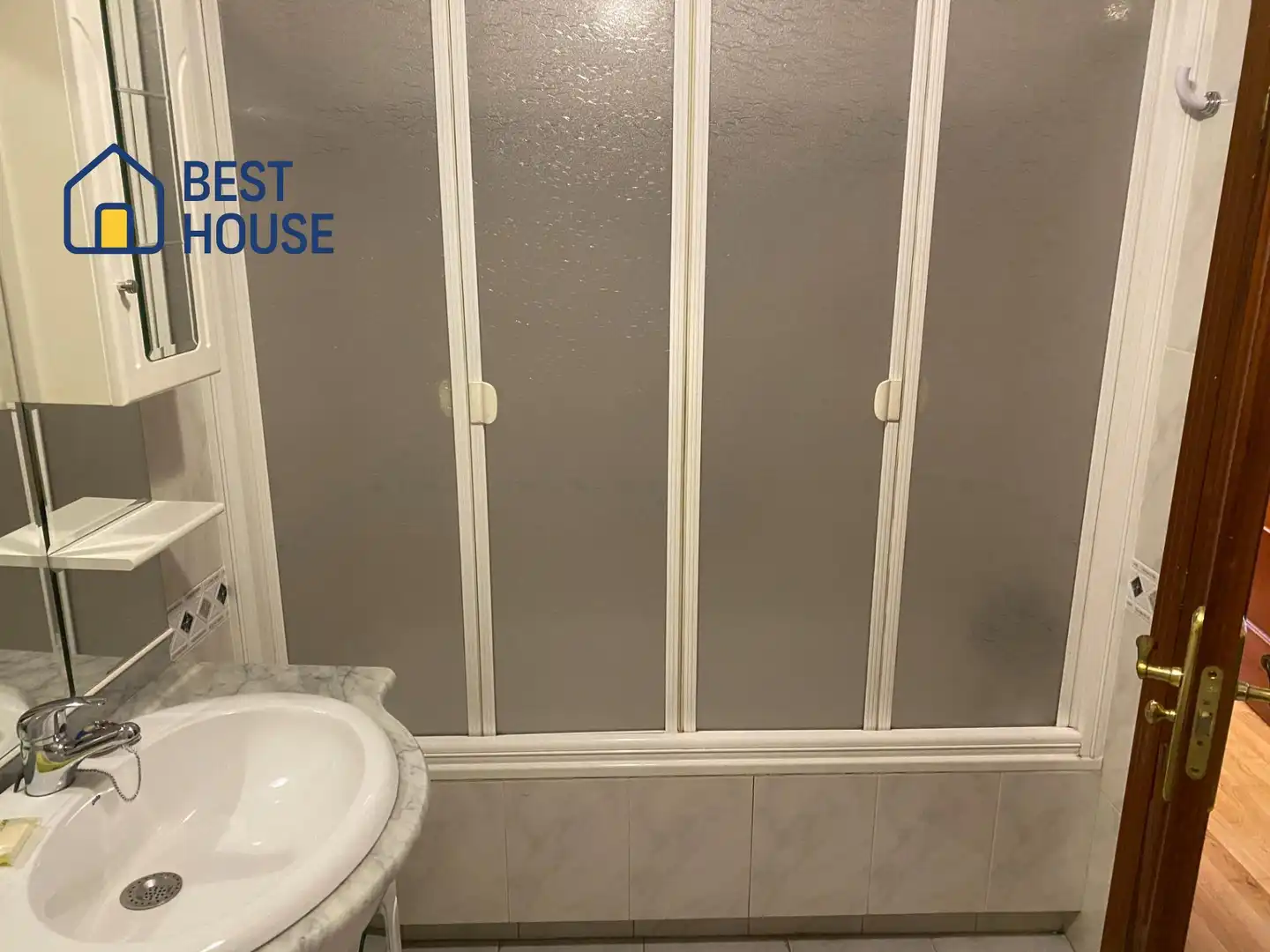 Badezimmer von Wohnungen zur Miete in León Capital  mit Heizung, Terrasse und Abstellraum