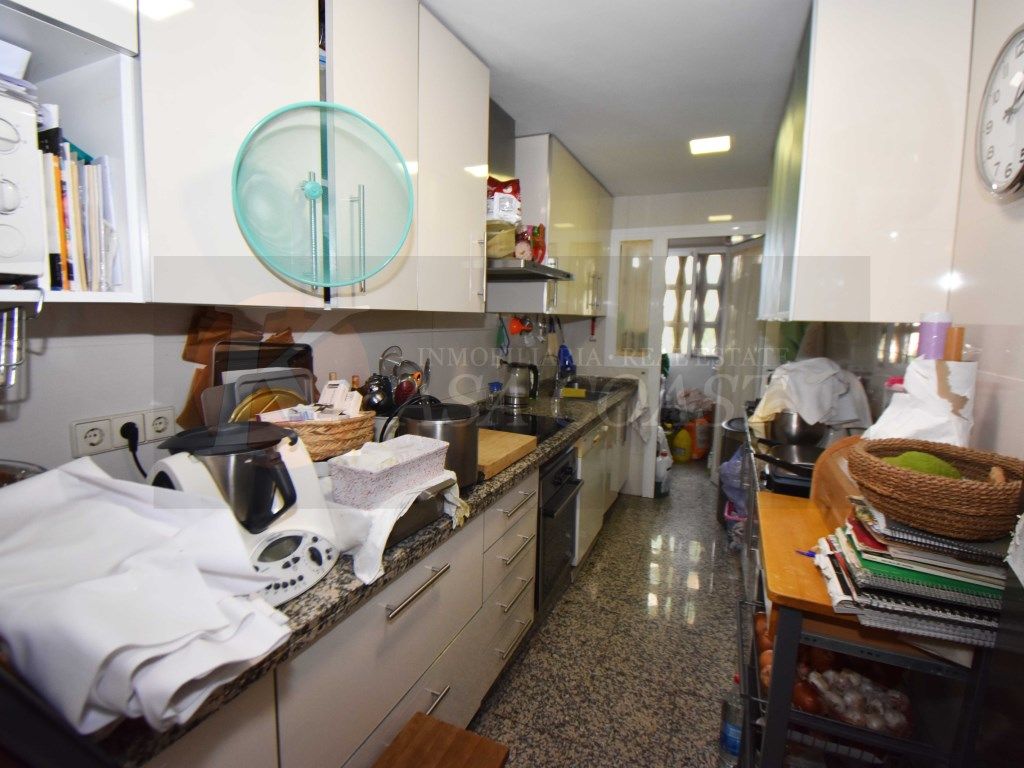 Cuina de Pis en venda en Fuengirola amb Aire condicionat, Jardí privat i Terrassa