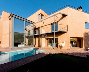 Vista exterior de Casa o xalet en venda en Castellví de Rosanes amb Terrassa i Piscina