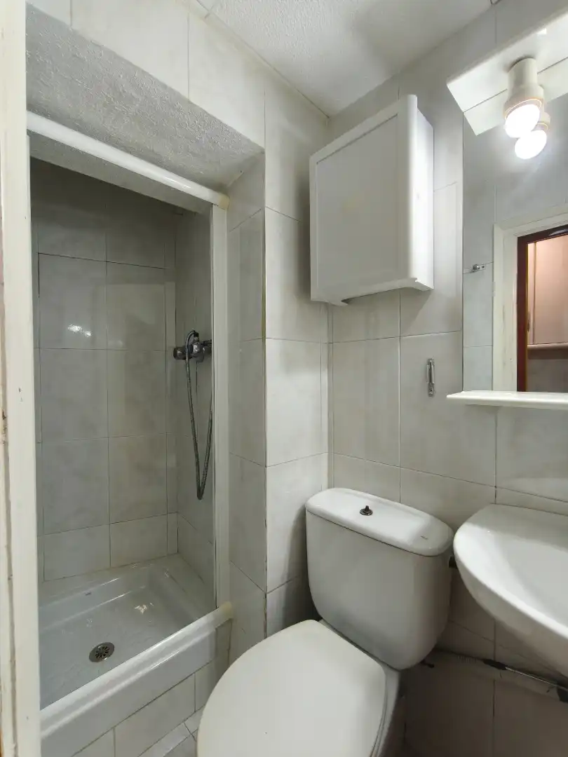 Baño de Estudio en venta en Barcelona con Terraza, Horno y Lavadora