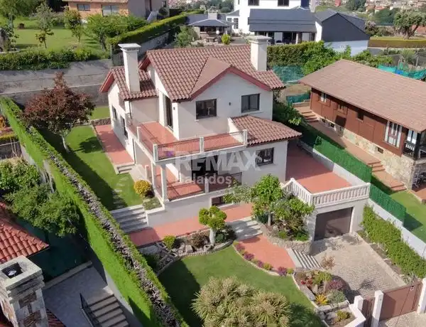 Vista exterior de Casa o chalet en venta en Vigo  con Calefacción, Jardín privado y Terraza
