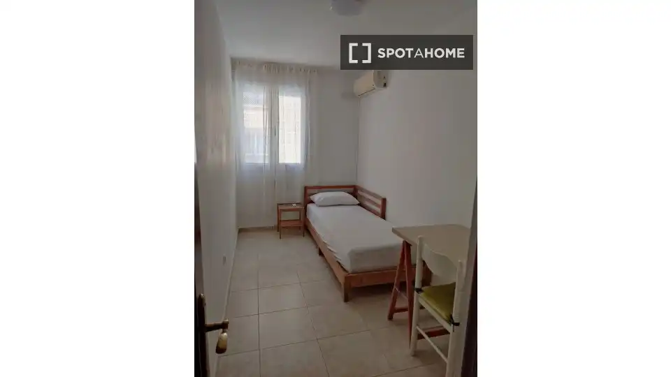 Dormitori de Apartament per a compartir en Cádiz amb Aire condicionat, Terrassa i Moblat