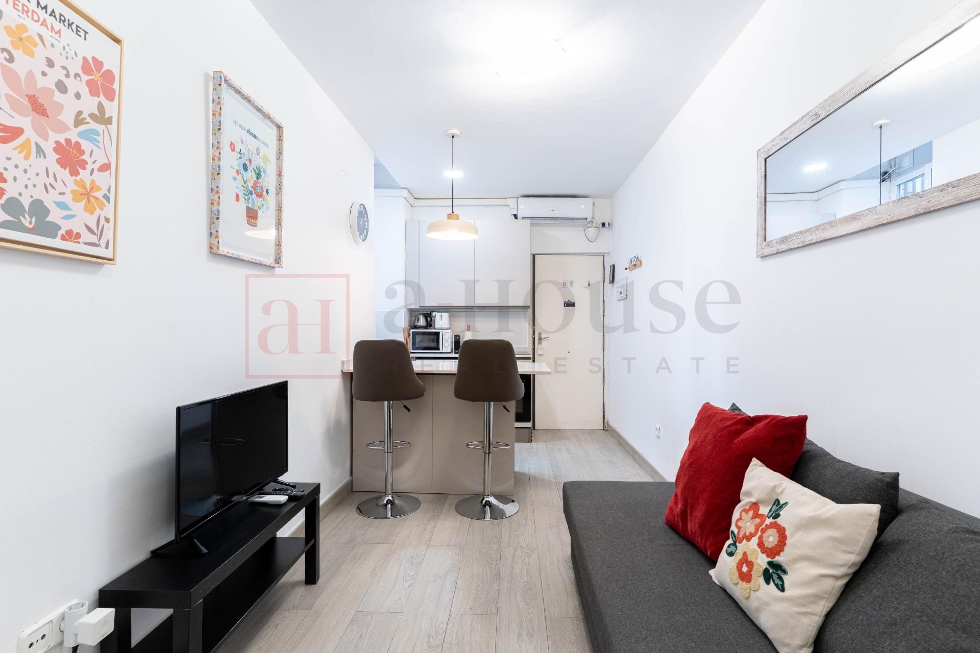Living room of Premises for sale in  Madrid Capital  with Air Conditioner and Furnished