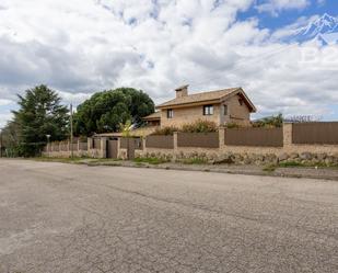 Vista exterior de Casa o xalet en venda en Pedrezuela amb Aire condicionat, Calefacció i Jardí privat