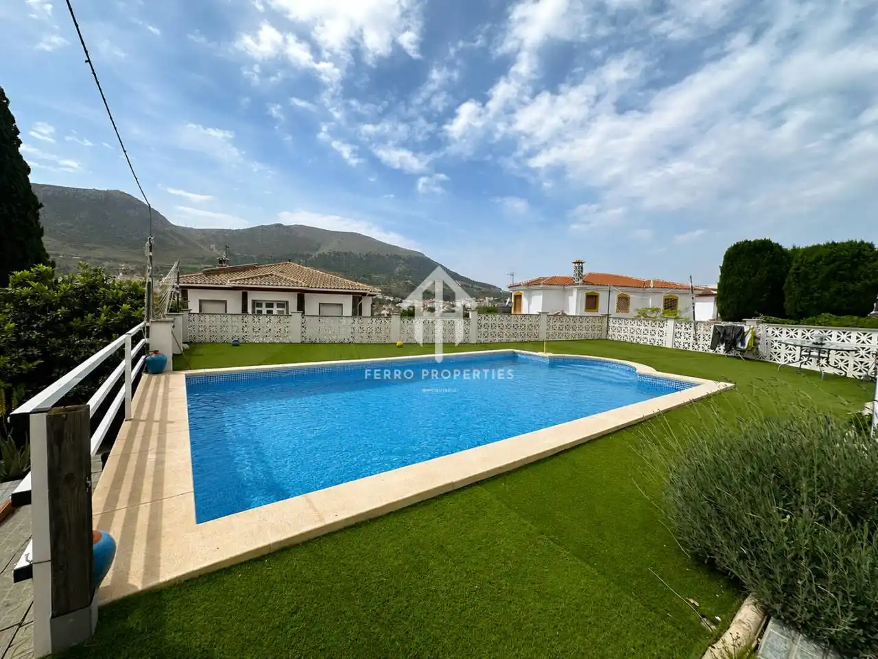 Vista exterior de Casa o xalet en venda en Loja amb Aire condicionat, Jardí privat i Terrassa