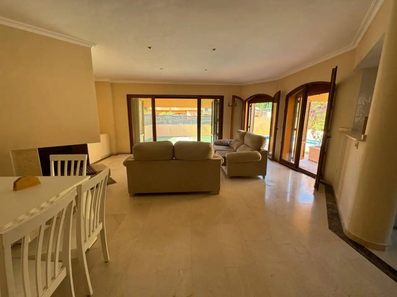 Wohnzimmer von Einfamilien-Reihenhaus zum Verkauf in Cartagena mit Klimaanlage, Privatgarten und Terrasse