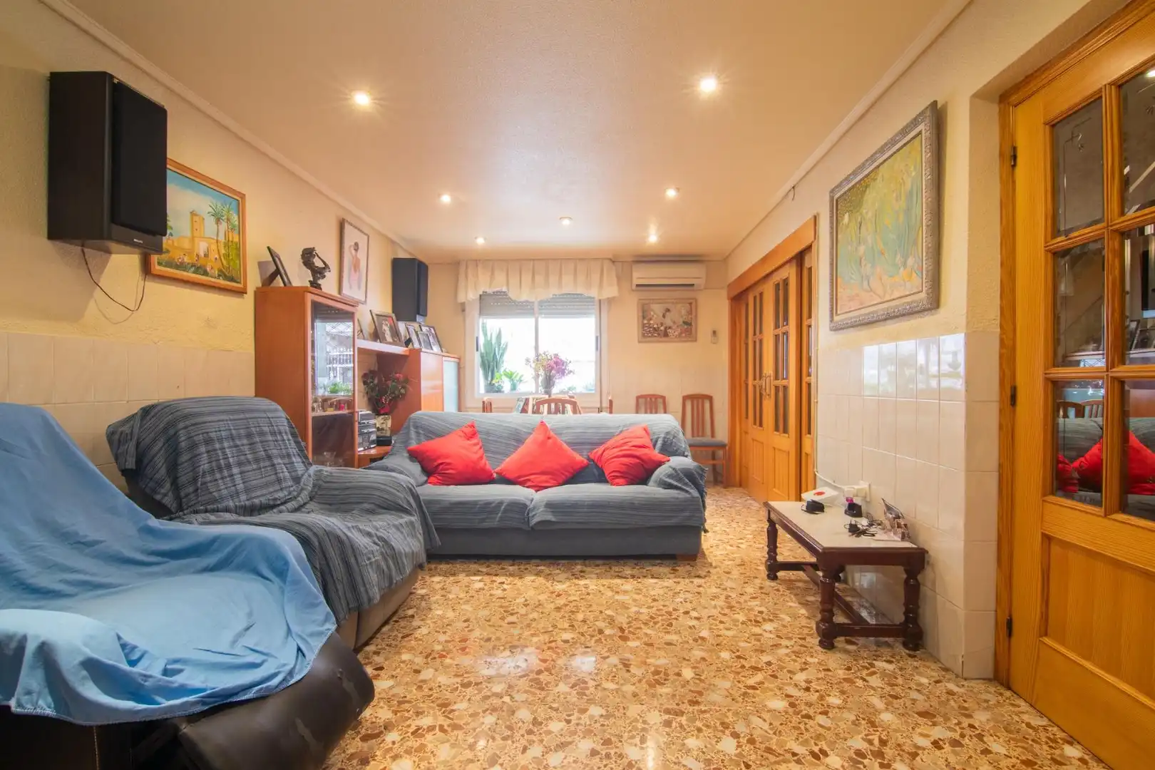 Wohnzimmer von Einfamilien-Reihenhaus zum Verkauf in Elche / Elx mit Klimaanlage, Terrasse und Balkon