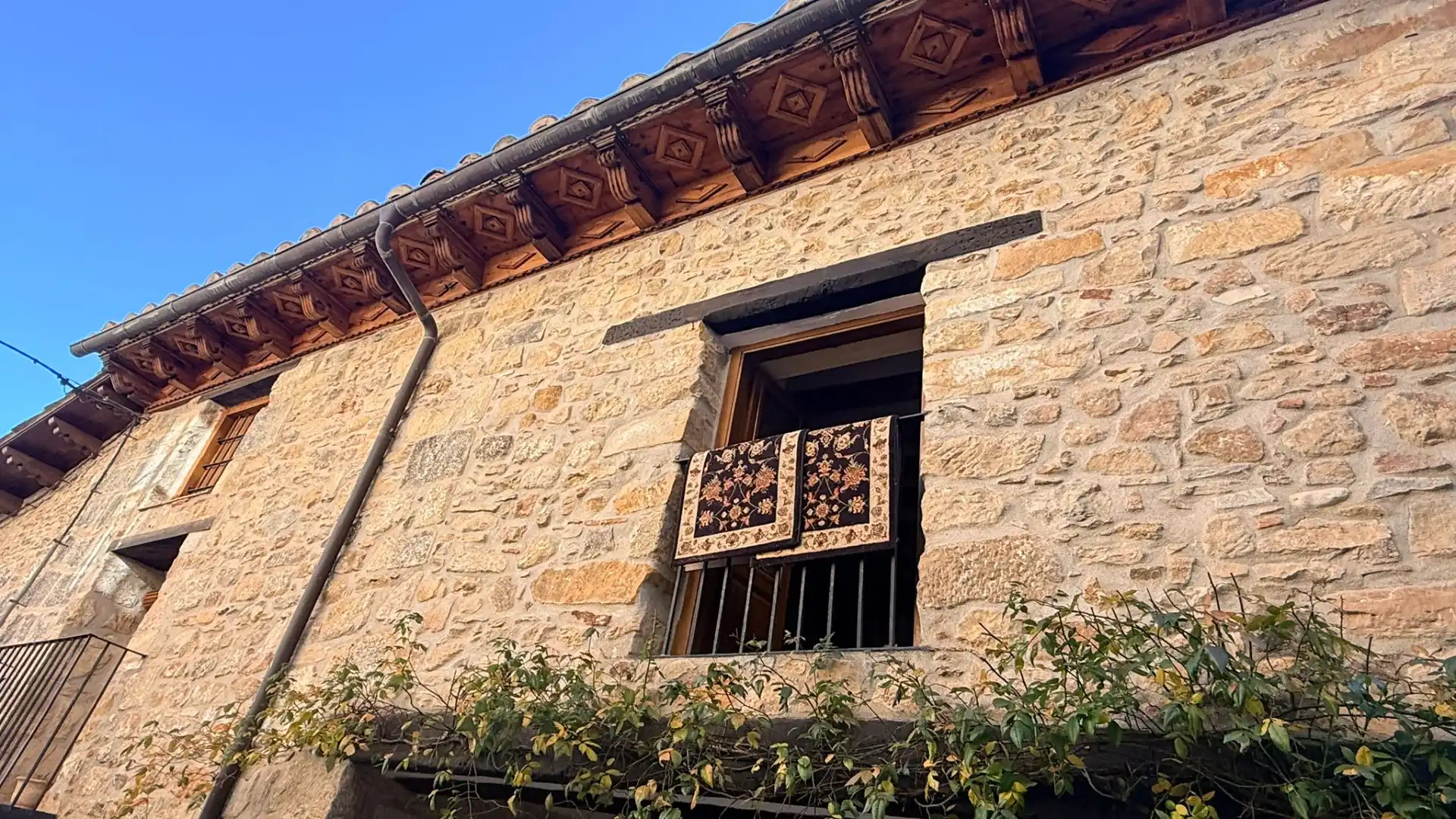 Vista exterior de Casa o xalet en venda en Puertomingalvo amb Calefacció, Traster i Balcó