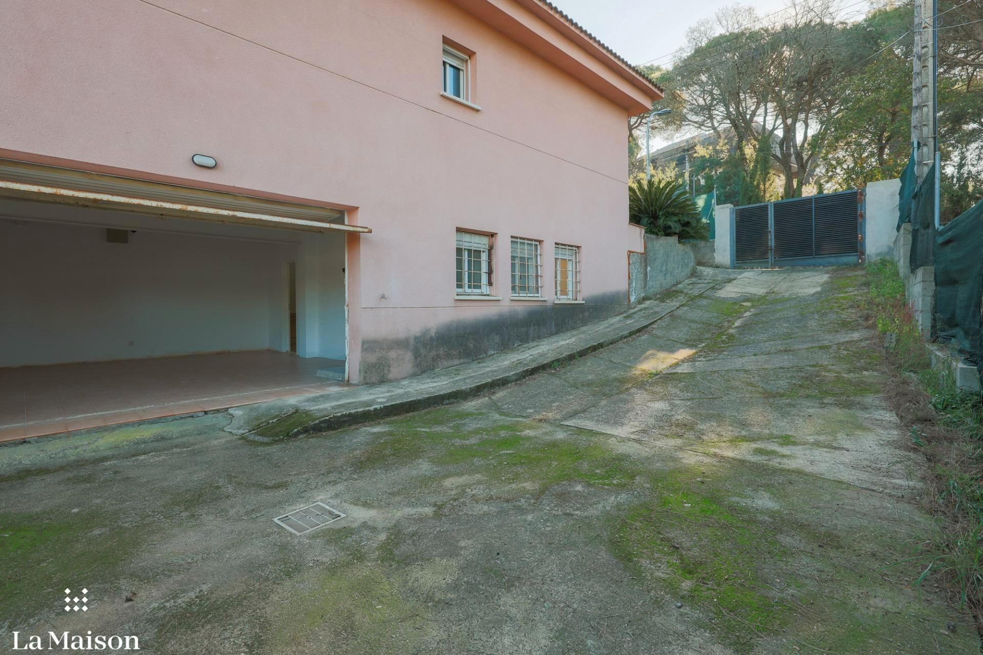 Vista exterior de Casa o xalet en venda en La Roca del Vallès amb Jardí privat, TV i Balcó