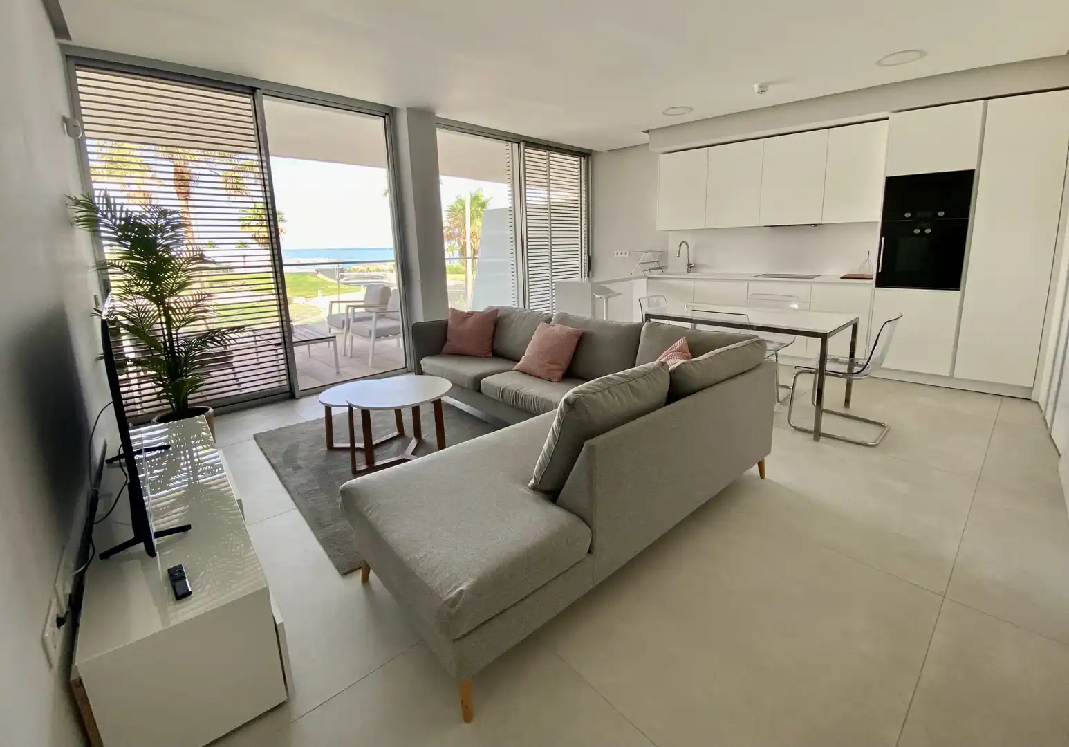 Sala de estar de Apartamento de alquiler en Estepona con Aire acondicionado, Calefacción y Terraza