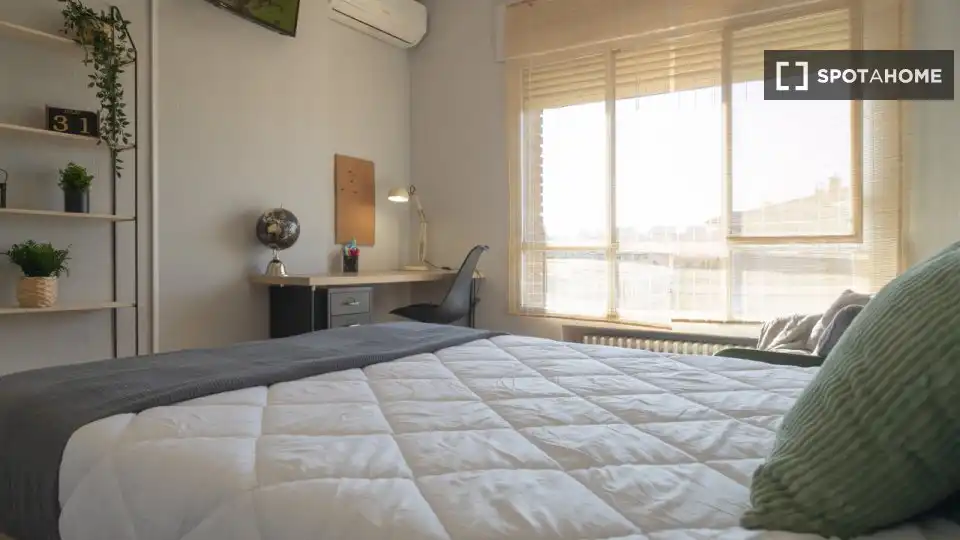 Bedroom of Flat for rent in Madrid  with Air Conditioner, Heating and Furnished